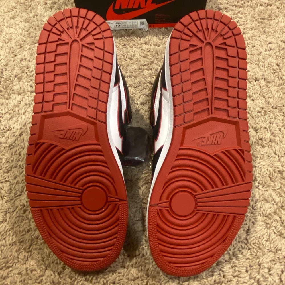 NIKE BLOODLINES BRAND NEW SIZE 10